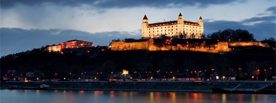 Bratislava castle, Slovakia: Bootstrap carousel change picture size