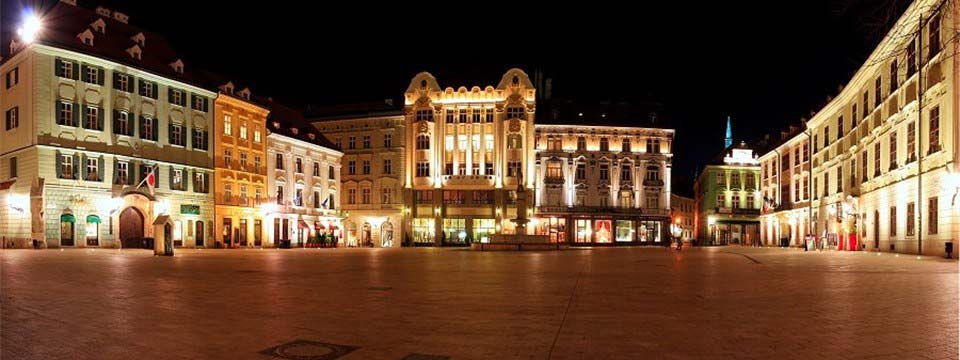 Main square, Bratislava: Css3 carousel full width picture